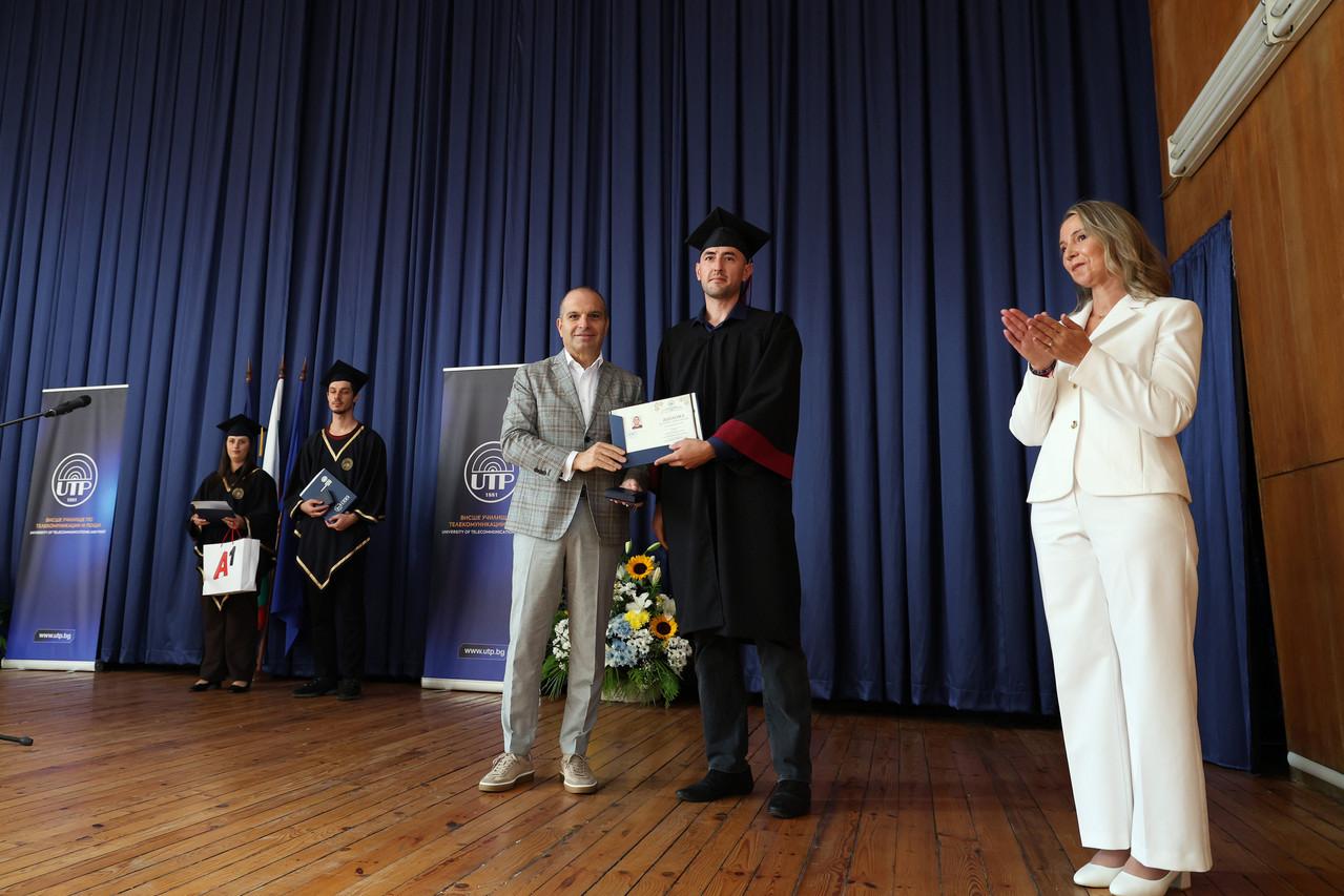 Гроздан Караджов награди тримата пълни отличници на випуск 2025