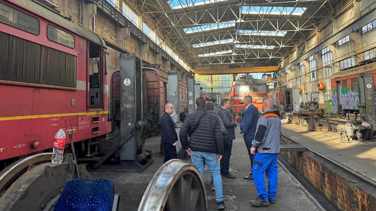 Вицепремиерът Караджов: Железопътните депа в София, Пловдив и Горна Оряховица ще бъдат основните бази за поддръжка на новите влакове