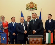 Министър Московски подписа споразумение за извършване на автомобилни превози с Косово
