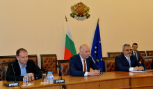 Министър Росен Желязков присъства на подписването на договор за доставка на нови локомотиви
