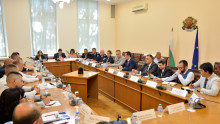 More than 10 institutions and the transport industry discussed measures to ease heavy traffic in the country
