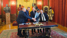 Minister Georgi Peev and Simeon Saxe-Coburg-Gotha unveiled the first postage stamps dedicated to Bulgarian queens