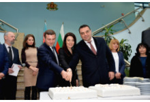 Министър Ивайло Московски посреща първия полет по линията Баку-София
