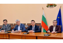 Вицепремиерът Христо Алексиев и лидерите на синдикатите: Споразумението за заплатите в „Български пощи“ е добър знак за разбирателство