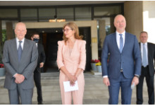 Minister Rossen Jeliazkov, Deputy Prime Minister Ekaterina Zaharieva and Simeon Saxe-Coburg-Gotha validate a UN postage stamp