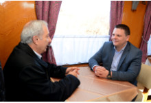 Министър Христо Алексиев и министър-председателя Огнян Герджиков на атракционно пътуване с влак