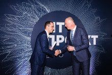 Министър Желязков отличи победителя в категория „Телекомуникационни и комунални услуги“ в конкурса за ИТ проект на годината