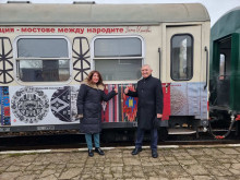 Заместник-министър Илия Илиев взе участие в представянето на брандиран с фолклорни мотиви вагон от теснолинейката