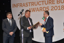 Заместник-министър Велик Занчев награждава победителя в „Транспортна железопътна инфраструктура“ на „Infrastructure Bulgaria Awards 2018“