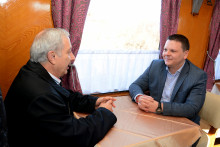 Министър Христо Алексиев и министър-председателя Огнян Герджиков на атракционно пътуване с влак