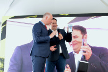 Росен Желязков по време на първия разговор през 5G мобилна мрежа 