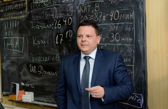 Министър Христо Алексиев проверява електронна система за контрол на теоретичните изпити на кандидатите за водачи