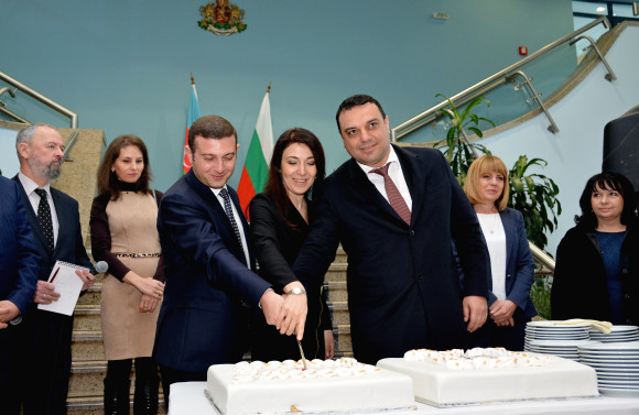 Министър Ивайло Московски посреща първия полет по линията Баку-София