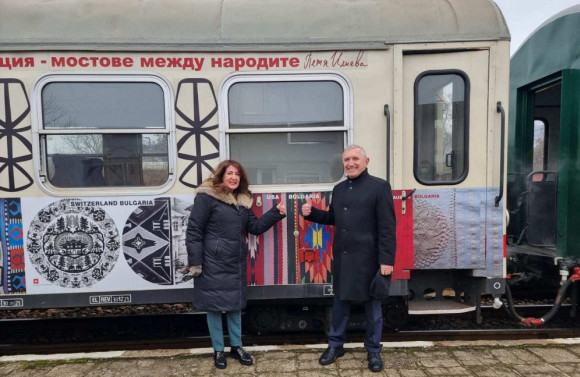 Заместник-министър Илия Илиев взе участие в представянето на брандиран с фолклорни мотиви вагон от теснолинейката