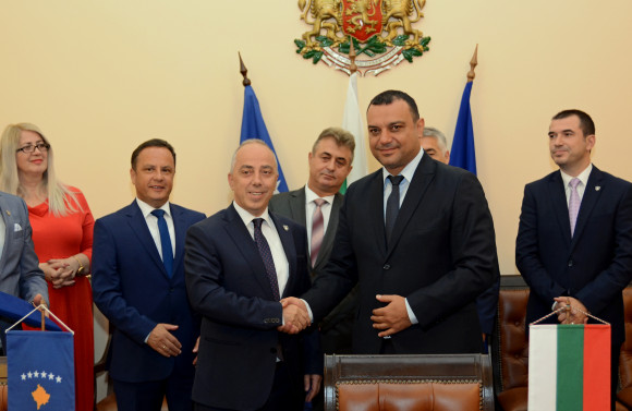 Министър Московски подписа споразумение за извършване на автомобилни превози с Косово