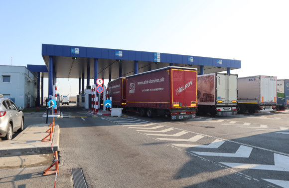Предприети са действия за облекчаване на тежкотоварния трафик през Дунав мост 2