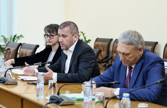 Министър Пеев обсъди с таксиметровите организации и автошколите общи решения за сектора