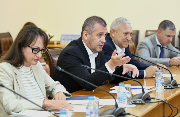 Месечни графици за изпитите и възможност за провеждането им през почивните дни са сред мерките за преодоляване на недостига на изпитващи