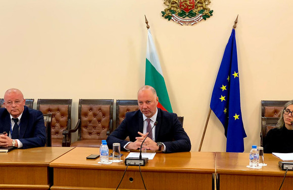 Министър Росен Желязков: Търсим общ подход за засегнатите фирми от автобусния сектор