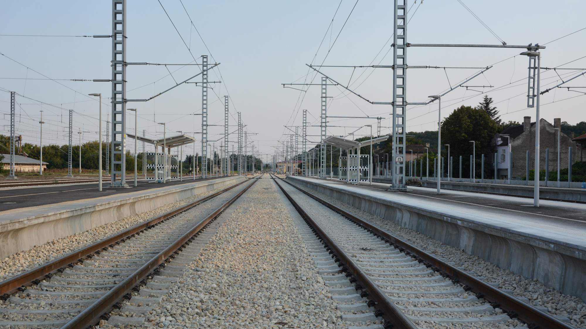 Вицепремиерът Караджов: Подадени са пет оферти по процедурата за извършване на превоз с железопътен  транспорт