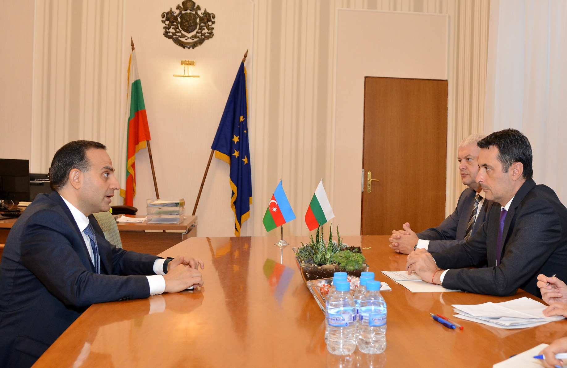 България и Азербайджан обсъждат ускорено възстановяване на авиолинията София -Баку